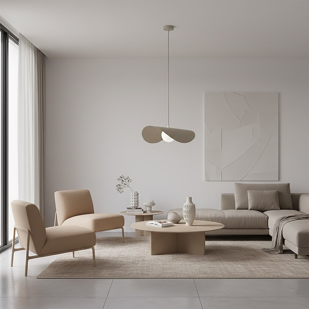 Lampa wisząca Ritual L w kolorze mokka, z jedną oprawą G9, o eleganckim, organicznym kształcie. Zawieszona na cienkim kablu w minimalistycznym wnętrzu z beżowymi meblami, na tle jasnej ściany i dużych okien.