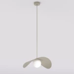 Lampa wisząca Ritual L w kolorze mokka z jednym gniazdem G9. Ma oprawę z metalowymi, zaokrąglonymi skrzydłami oraz okrągłą, białą żarówkę. Ujęcie frontalne, zawieszona na cienkim przewodzie, na jasnym tle.