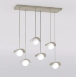 Lampa wisząca Ritual 6xG9 w kolorze mokka, składająca się z sześciu okrągłych źródeł światła zawieszonych na cienkich, prostych linkach. Klosze mają delikatne, kwiatowe kształty, umieszczone na prostokątnej podstawie montażowej. Tło jest jasne.