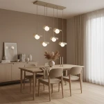 Lampa wisząca Ritual z sześcioma źródłami światła G9 w kolorze mokka, zawieszona na prostokątnej podsufitce. Ułożona nad drewnianym stołem w jasnym wnętrzu, w otoczeniu roślinności i dekoracji.