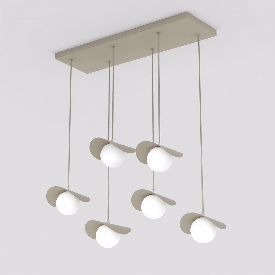 Lampa wisząca Ritual w kolorze mokka z sześcioma źródłami światła G9. Okrągłe klosze z białego szkła, zawieszone na cienkich linkach, z dekoracyjnymi, lekko zaokrąglonymi osłonami. Montaż sufitowy, nowoczesny design na jasnym tle.