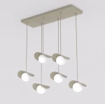 Lampa wisząca Ritual w kolorze mokka z sześcioma źródłami światła G9. Okrągłe klosze z białego szkła, zawieszone na cienkich linkach, z dekoracyjnymi, lekko zaokrąglonymi osłonami. Montaż sufitowy, nowoczesny design na jasnym tle.