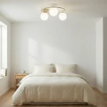 Lampa sufitowa Sopra 3xE14 w kolorze mokka z białymi kloszami. Umieszczona na gładkim, jasnym suficie, w pomieszczeniu z łóżkiem i oknem. Klosze w formie kul, montowane na okrągłej podstawie, w minimalistycznym stylu.