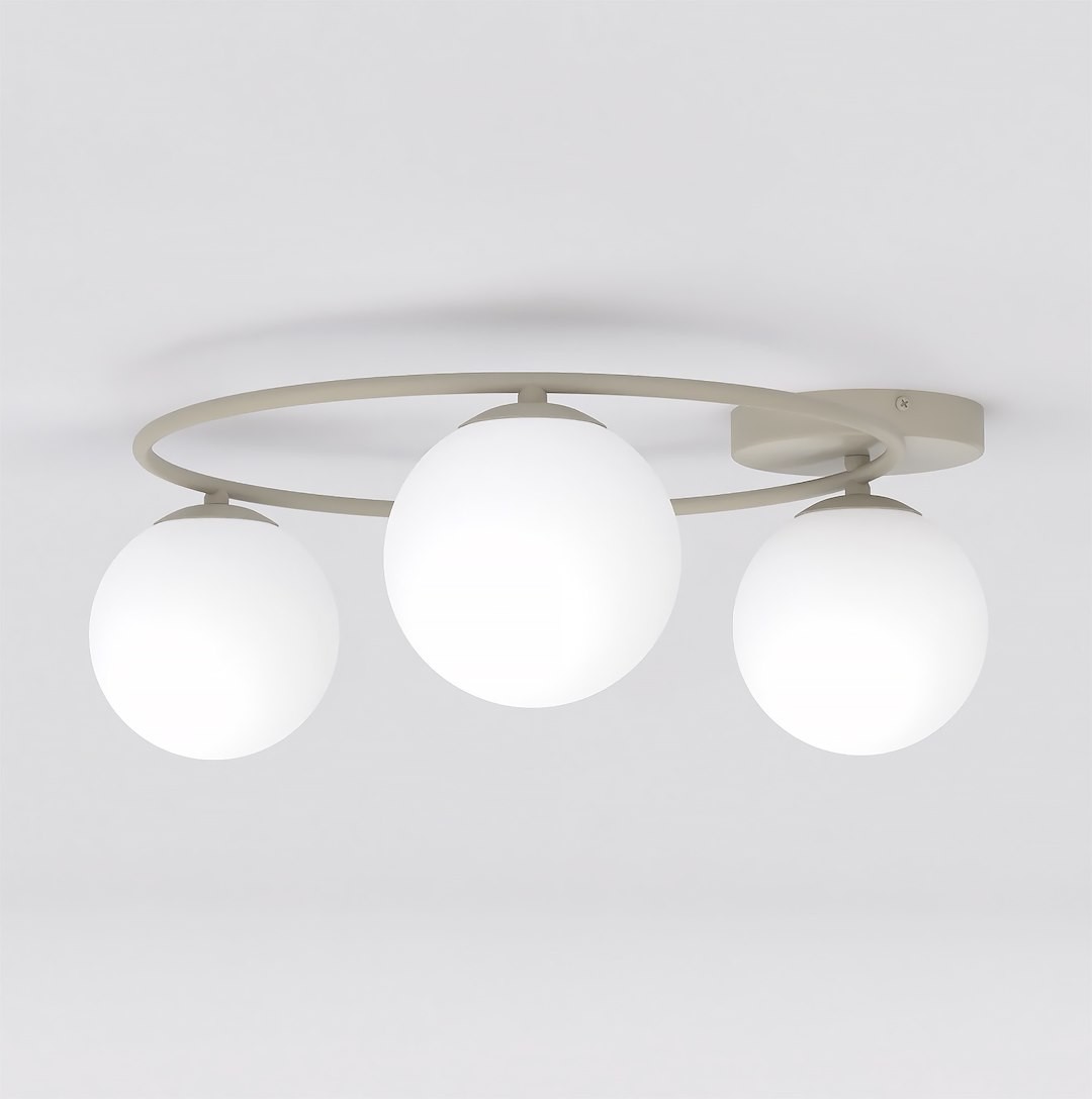 Lampa sufitowa Sopra 3xE14 w kolorze mokka i białym, z trzema okrągłymi, mlecznymi kloszami zamocowanymi na metalowej ramie w kształcie pierścienia, montowana sufitowo, z widocznym mocowaniem.