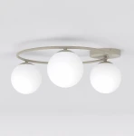 Lampa sufitowa Sopra 3xE14 w kolorze mokka i białym, z trzema okrągłymi, mlecznymi kloszami zamocowanymi na metalowej ramie w kształcie pierścienia, montowana sufitowo, z widocznym mocowaniem.