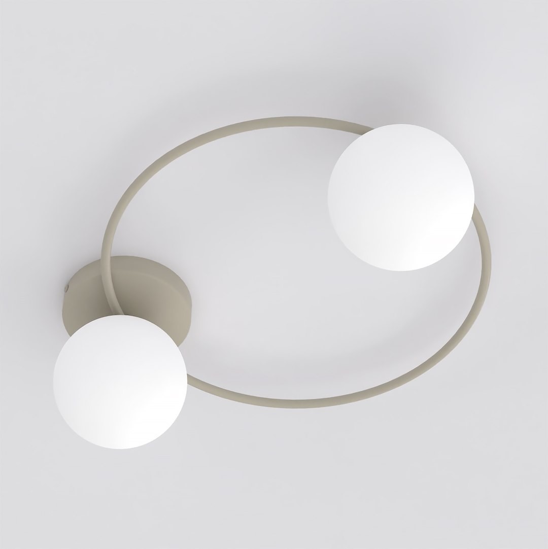 Lampa sufitowa Sopra z dwiema okrągłymi, białymi kulami na mokka kolorze metalowej oprawie. Ujęcie z góry, pokazujące subtelną krzywiznę ramion i montaż do sufitu. Idealna do nowoczesnych wnętrz.