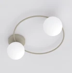 Lampa sufitowa Sopra z dwiema okrągłymi, białymi kulami na mokka kolorze metalowej oprawie. Ujęcie z góry, pokazujące subtelną krzywiznę ramion i montaż do sufitu. Idealna do nowoczesnych wnętrz.