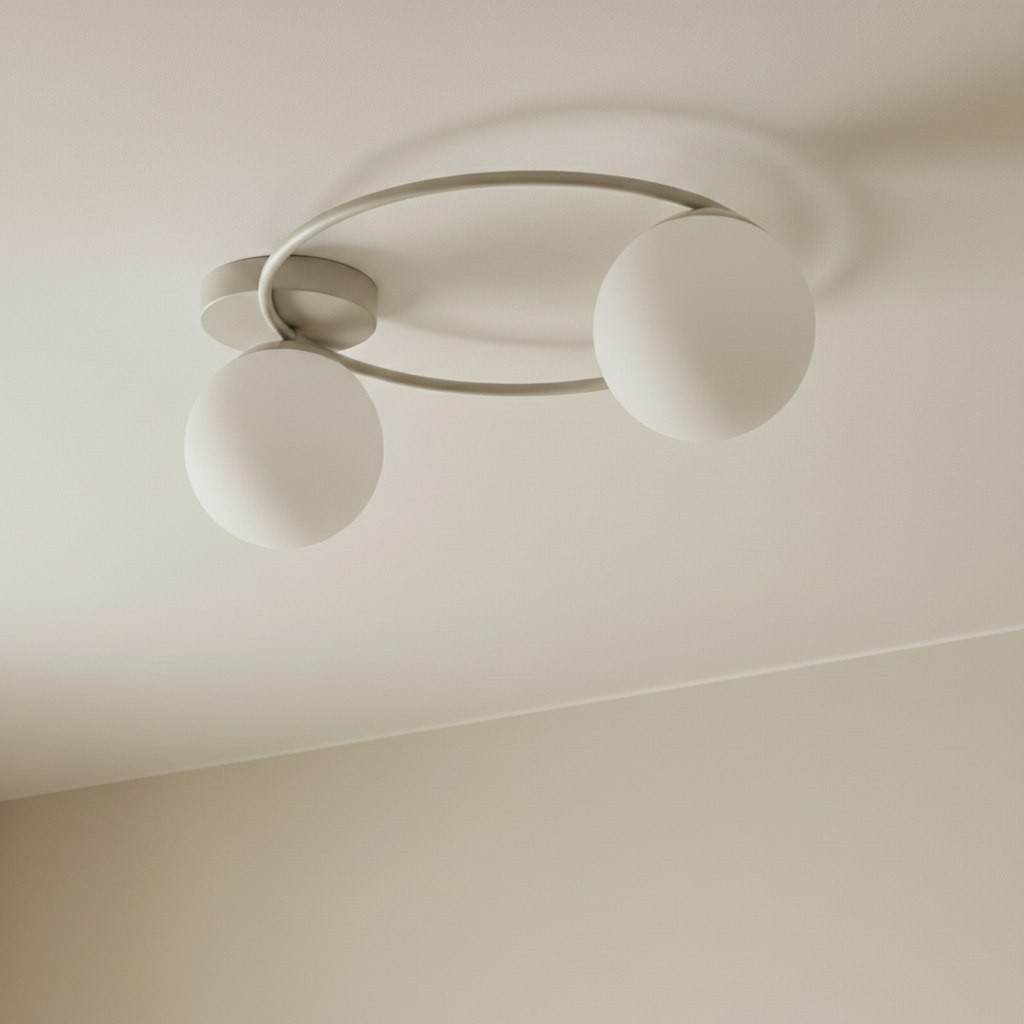 Lampa sufitowa Sopra 2xE14 w kolorze mokka i białym, z okrągłym mocowaniem i dwoma białymi, matowymi kloszami w kształcie kul. Ujęcie z dołu, prezentujące lampę zamontowaną na suficie. Idealna do nowoczesnych wnętrz.