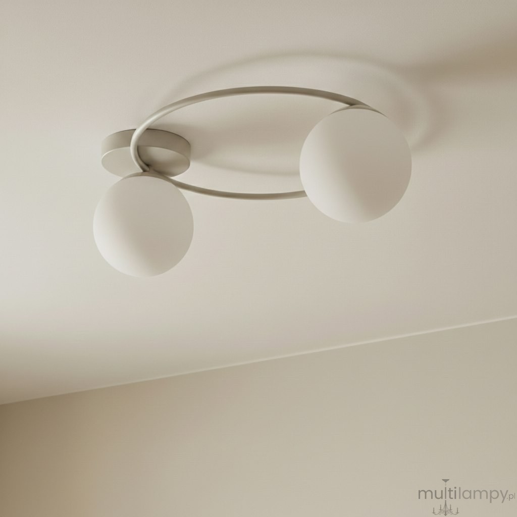 Lampa sufitowa Sopra 2xE14 w kolorze mokka i białym, z okrągłym mocowaniem i dwoma białymi, matowymi kloszami w kształcie kul. Ujęcie z dołu, prezentujące lampę zamontowaną na suficie. Idealna do nowoczesnych wnętrz.
