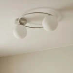 Lampa sufitowa Sopra 2xE14 w kolorze mokka i białym, z okrągłym mocowaniem i dwoma białymi, matowymi kloszami w kształcie kul. Ujęcie z dołu, prezentujące lampę zamontowaną na suficie. Idealna do nowoczesnych wnętrz.
