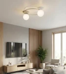 Lampa sufitowa Sopra 2xE14 w kolorze mokka i białym, zamontowana na suficie. Posiada dwa okrągłe klosze z mlecznego szkła. Ujęcie frontalne, w nowoczesnym wnętrzu z drewnianymi akcentami i roślinnością w tle.