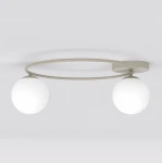 Lampa sufitowa Sopra 2xE14 w kolorze mokka i białym, z okrągłym metalowym stelażem, na którym zawieszone są dwie białe kuliste oprawy. Produkt zamontowany na suficie, widok z dołu.