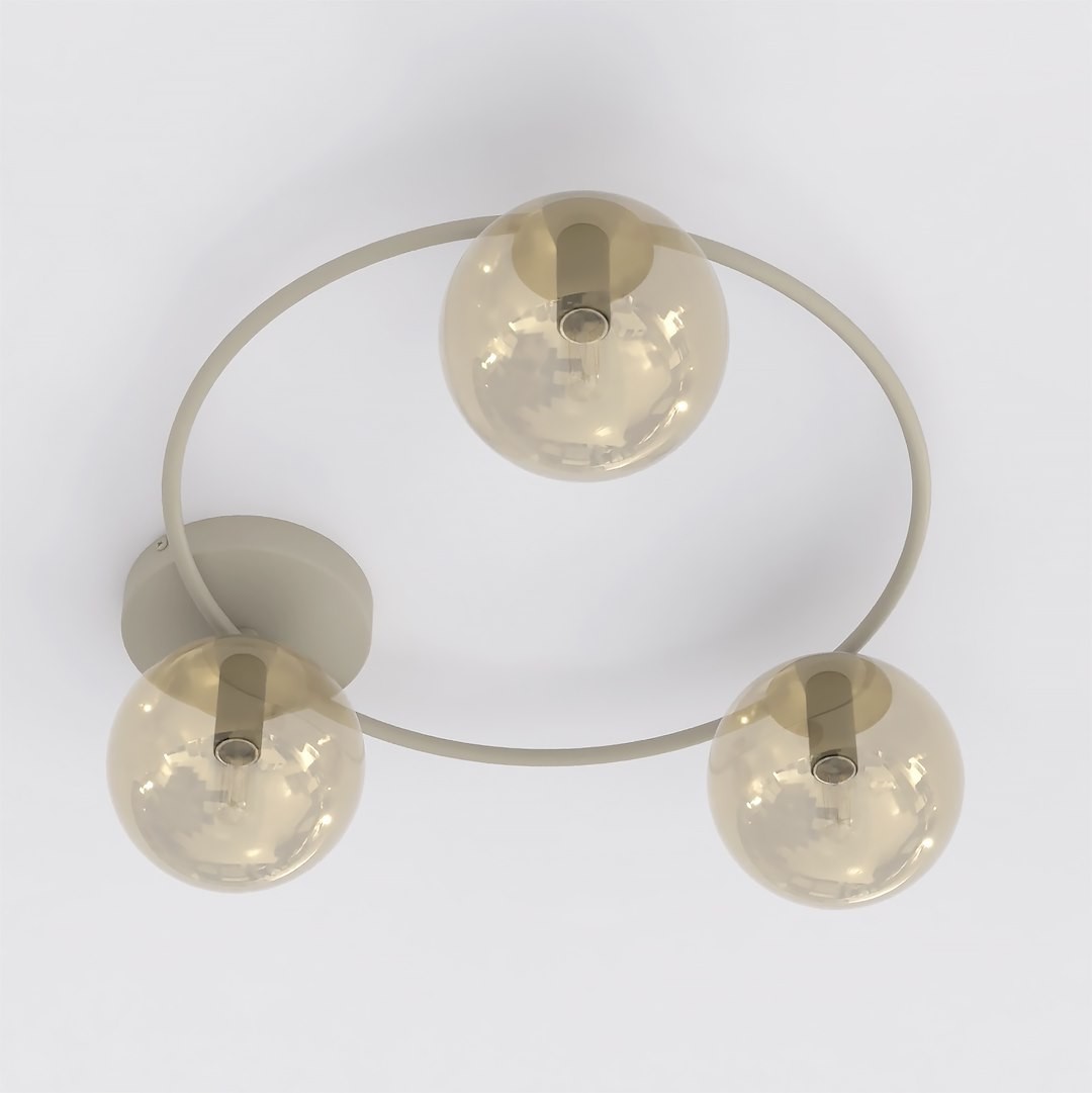 Lampa sufitowa Sopra 3xE14 w kolorze mokka z bursztynowymi kloszami. Składa się z trzech kulistych, przezroczystych kloszy zamocowanych na okrągłej oprawie, umieszczonej na białym tle.