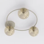 Lampa sufitowa Sopra 3xE14 w kolorze mokka z bursztynowymi kloszami. Składa się z trzech kulistych, przezroczystych kloszy zamocowanych na okrągłej oprawie, umieszczonej na białym tle.