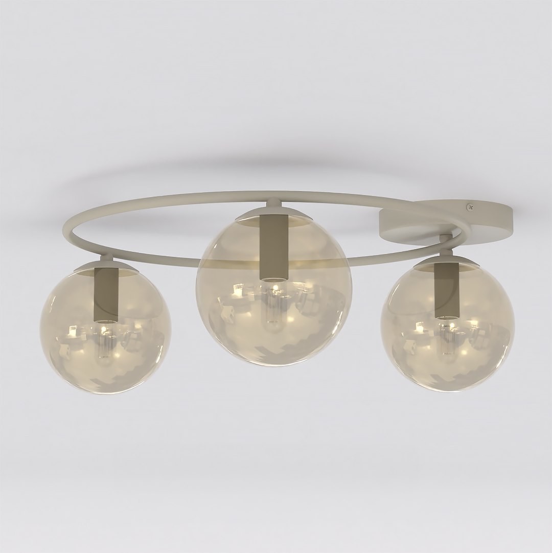 Lampa sufitowa Sopra w kolorze mokka z trzema kulistymi kloszami w odcieniu bursztynowym. Konstrukcja z metalowego pierścienia, zawieszona na suficie, z widocznymi oprawkami E14. Prosta, nowoczesna forma. Tło neutralne, jasne.