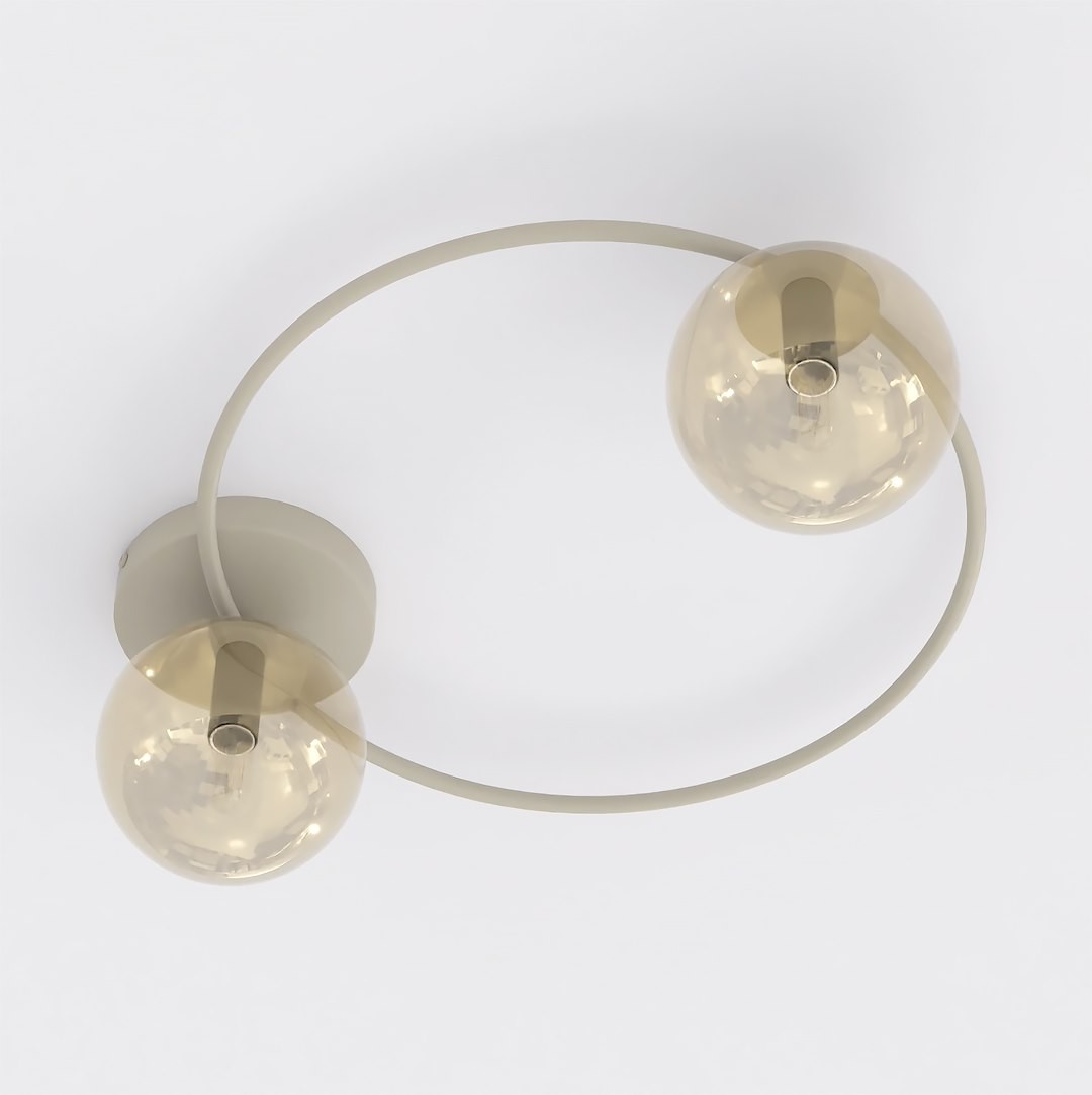 Lampa sufitowa Sopra z dwoma kloszami E14 w kolorze mokka i bursztynowym. Metalowa konstrukcja w kształcie okręgu, z zamontowanymi szklanymi kulami, widoczna z góry na białym tle.