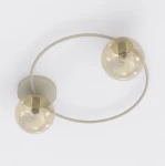 Lampa sufitowa Sopra z dwoma kloszami E14 w kolorze mokka i bursztynowym. Metalowa konstrukcja w kształcie okręgu, z zamontowanymi szklanymi kulami, widoczna z góry na białym tle.