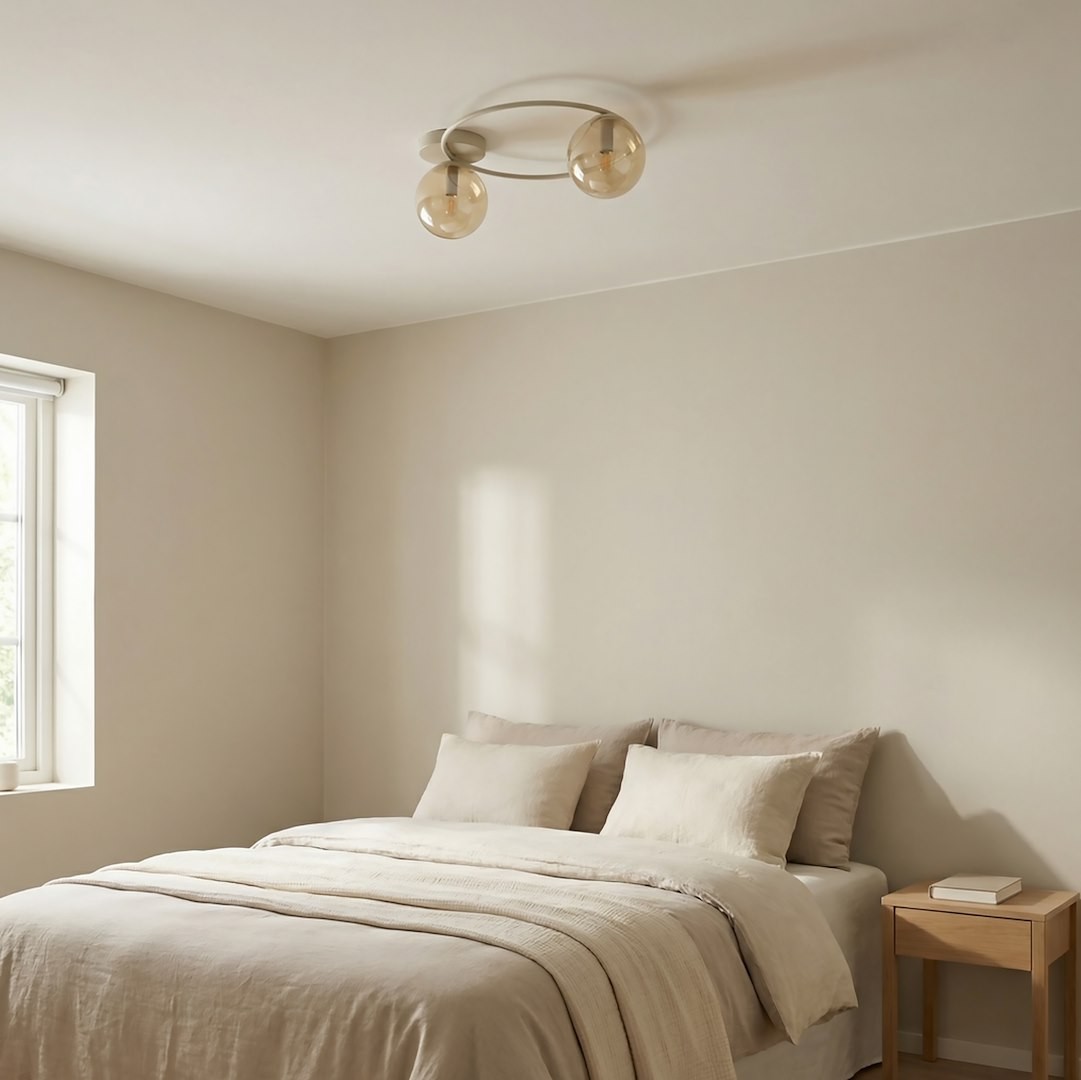 Lampa sufitowa Sopra w kolorze mokka z bursztynowymi kloszami, z dwoma punktami świetlnymi E14. Zawieszona na okrągłym uchwycie, idealna do nowoczesnych wnętrz. Widoczna w aranżacji sypialni z łóżkiem i stolikiem nocnym.