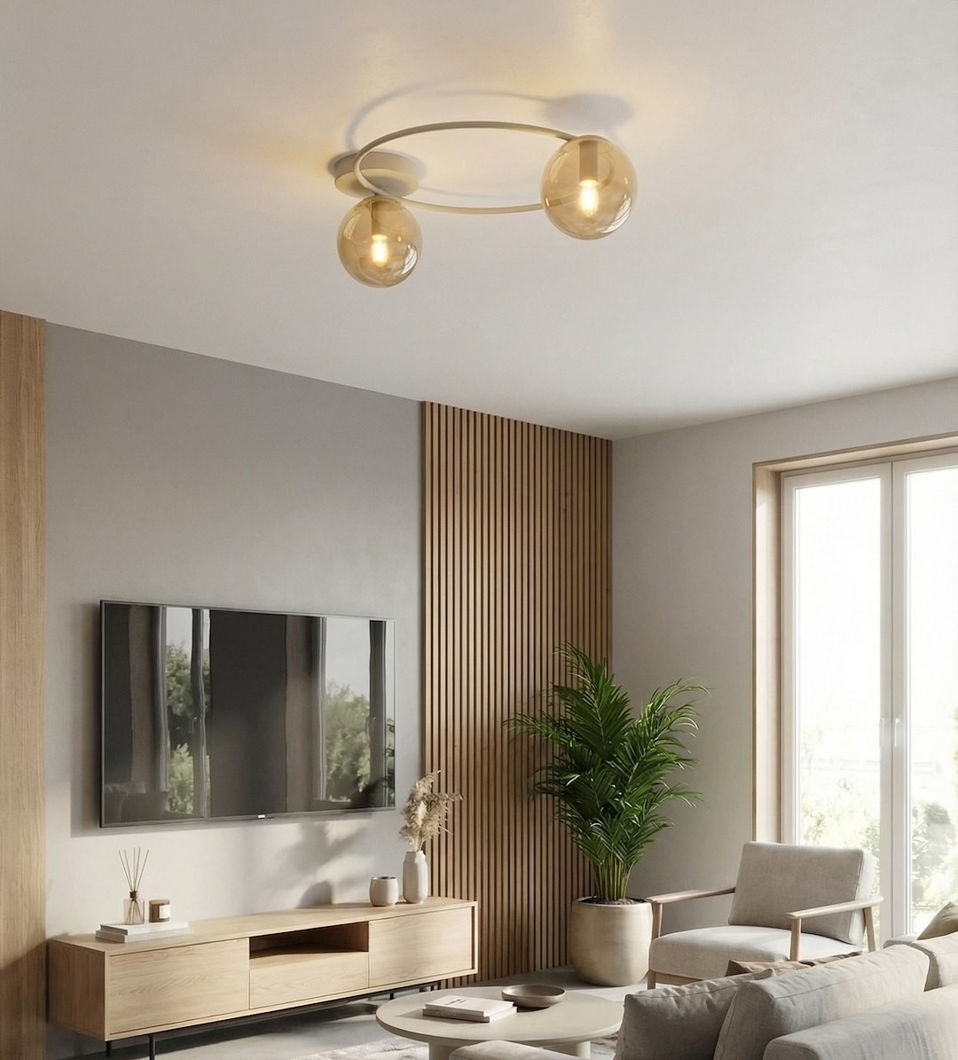 Lampa sufitowa Sopra 2xE14 w kolorze mokka z bursztynowymi kloszami, zamontowana na okrągłej podstawie. Widok z dołu, w nowoczesnym wnętrzu z drewnianymi elementami, telewizorem i rośliną w tle.