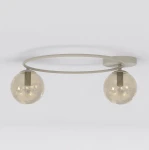 Lampa sufitowa Sopra w kolorze mokka z dwoma bursztynowymi kulkami. Posiada okrągłą, metalową podstawę i minimalistyczny design. Ujęcie z góry, ukazujące lampę zamontowaną na suficie.