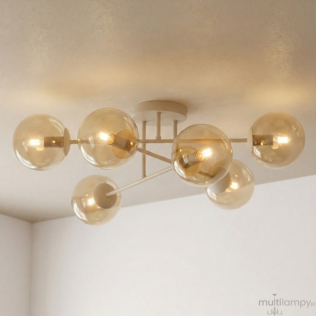 Lampa sufitowa Roma z sześcioma kloszami w kolorze bursztynowym, zamocowana na okrągłej, mokka podstawie. Klosze w kształcie kul, z widocznymi żarówkami E14, rozmieszczone na metalowych ramionach.