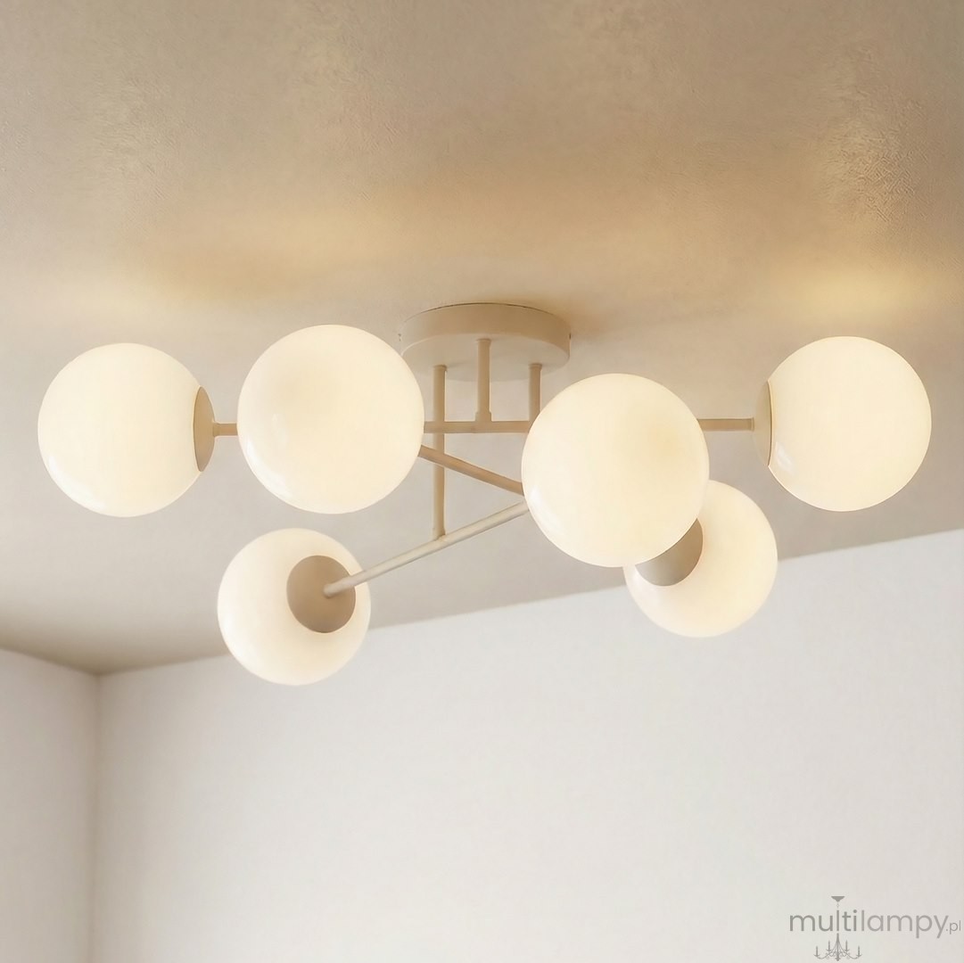 Lampa sufitowa Roma w kolorze mokka i białym, z sześcioma okrągłymi kloszami z białego szkła, zamontowana na okrągłej podstawie. Klosze rozmieszczone na metalowych ramionach, w stylowym, nowoczesnym designie.