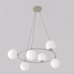 Lampa wisząca Azura w kolorze mokka z białymi kulami, na pięciu żarówkach E14. Zawieszona na trzech linkach, w okrągłej metalowej ramie. Prosta forma, idealna do nowoczesnych wnętrz. Tło neutralne, szare.