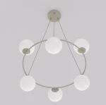 Lampa wisząca Azura w kolorze mokka i białym, z sześcioma okrągłymi kloszami z matowego szkła. Produkt zawieszony na cienkich linkach w formie okręgu, montowany do sufitu. Prosty, nowoczesny design w minimalistycznym stylu.