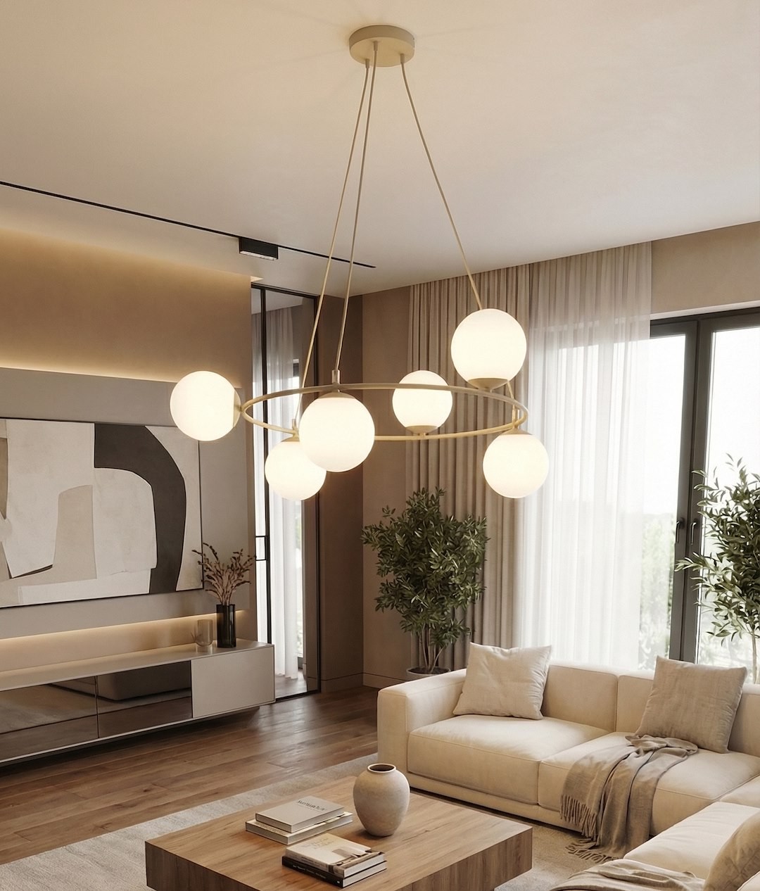 Lampa wisząca Azura 6xE14 w kolorze mokka i białym, z sześcioma okrągłymi kloszami z mlecznego szkła, zawieszona na złotym stelażu. Ujęcie frontalne, w nowoczesnym wnętrzu z jasnymi zasłonami i drewnianą podłogą.