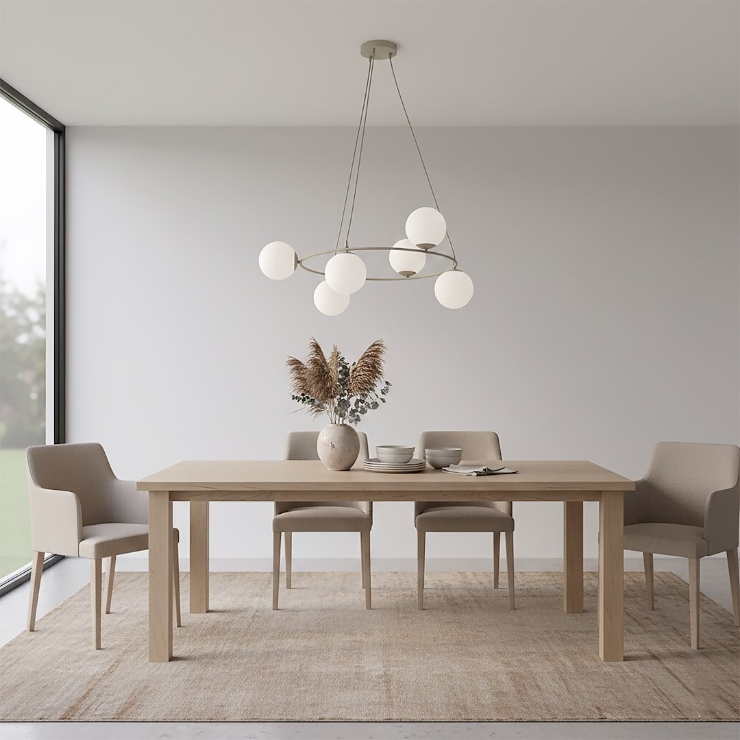 Lampa wisząca Azura w kolorze mokka i białym, z sześcioma okrągłymi kloszami, zawieszona nad drewnianym stołem w nowoczesnej jadalni. Tło jasne, z oknem i roślinnością, meble w neutralnych odcieniach.