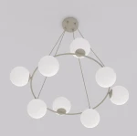 Lampa wisząca Azura w kolorze mokka i białym, z ośmioma kulistymi kloszami z białego szkła. Produkt zawieszony na metalowej konstrukcji z mocowaniem sufitowym, w kształcie okręgu, zapewniający nowoczesny wygląd.