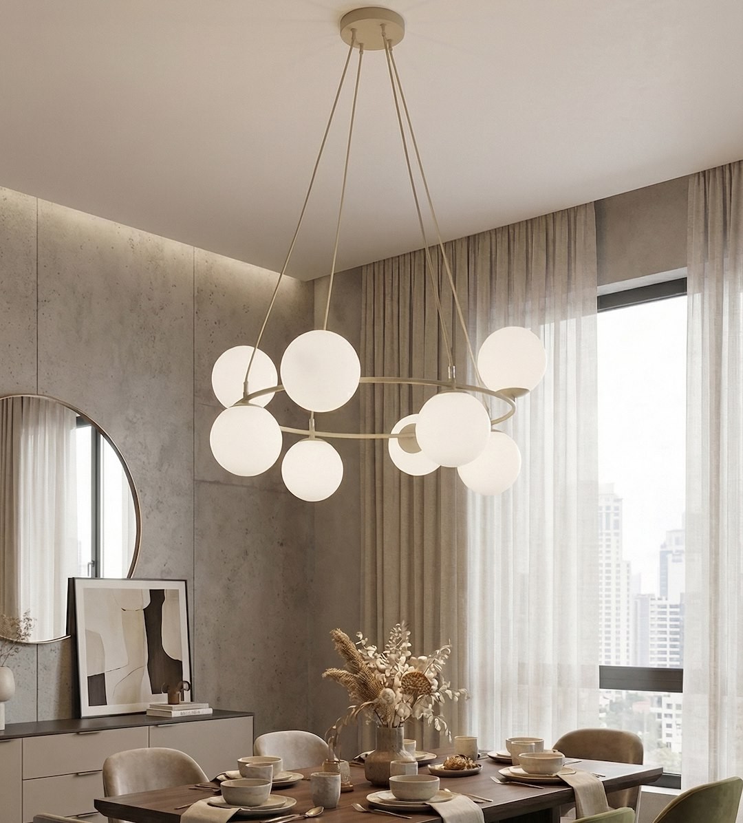 Lampa wisząca Azura 8xE14 w kolorze mokka z białymi, okrągłymi kloszami. Zawieszona na cienkich linkach, w centralnym punkcie pomieszczenia, w otoczeniu stołu z zastawą i dekoracjami. Tło z jasnymi zasłonami i betonowymi ścianami.