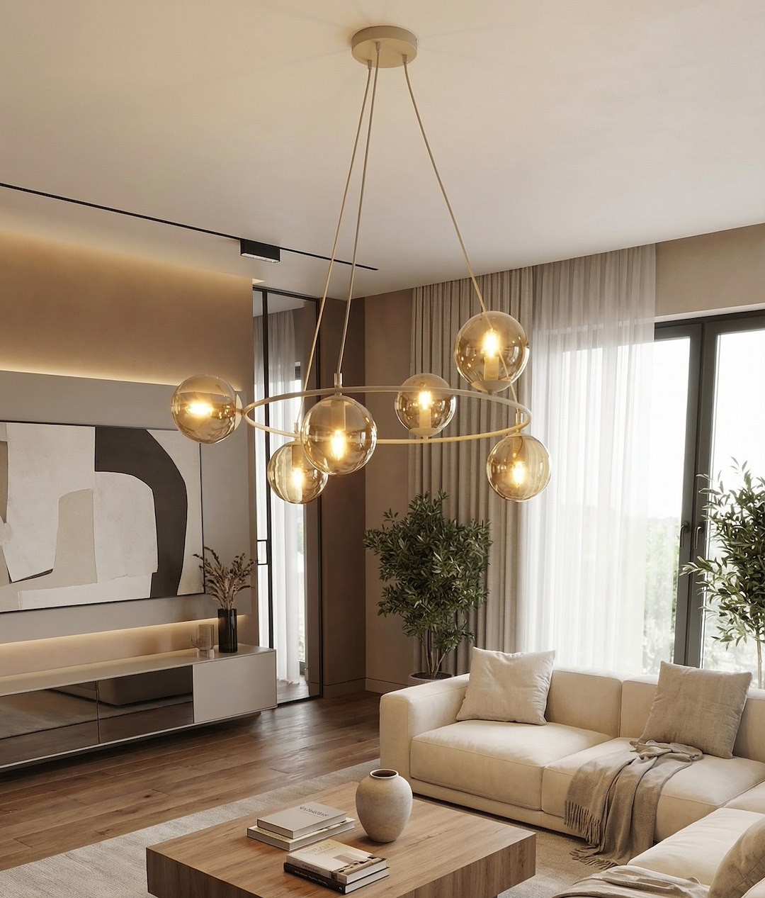 Lampa wisząca Azura z sześcioma kloszami E14 w kolorze mokka i bursztynu, umieszczona na okrągłej podstawie. Zawieszona w nowoczesnym wnętrzu z jasnymi zasłonami i drewnianą podłogą, tworzy stylowy akcent w przestrzeni.