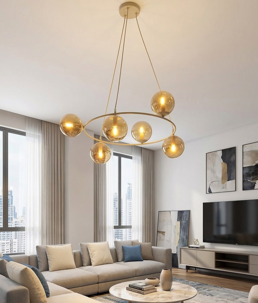 Lampa wisząca Azura w kolorze mokka i bursztynu, z sześcioma szklanymi kulami na złotym stelażu. Wisi w nowoczesnym wnętrzu, oświetlając przestrzeń. Kule mają przezroczyste wykończenie, a całość zawieszona jest na długich linkach.