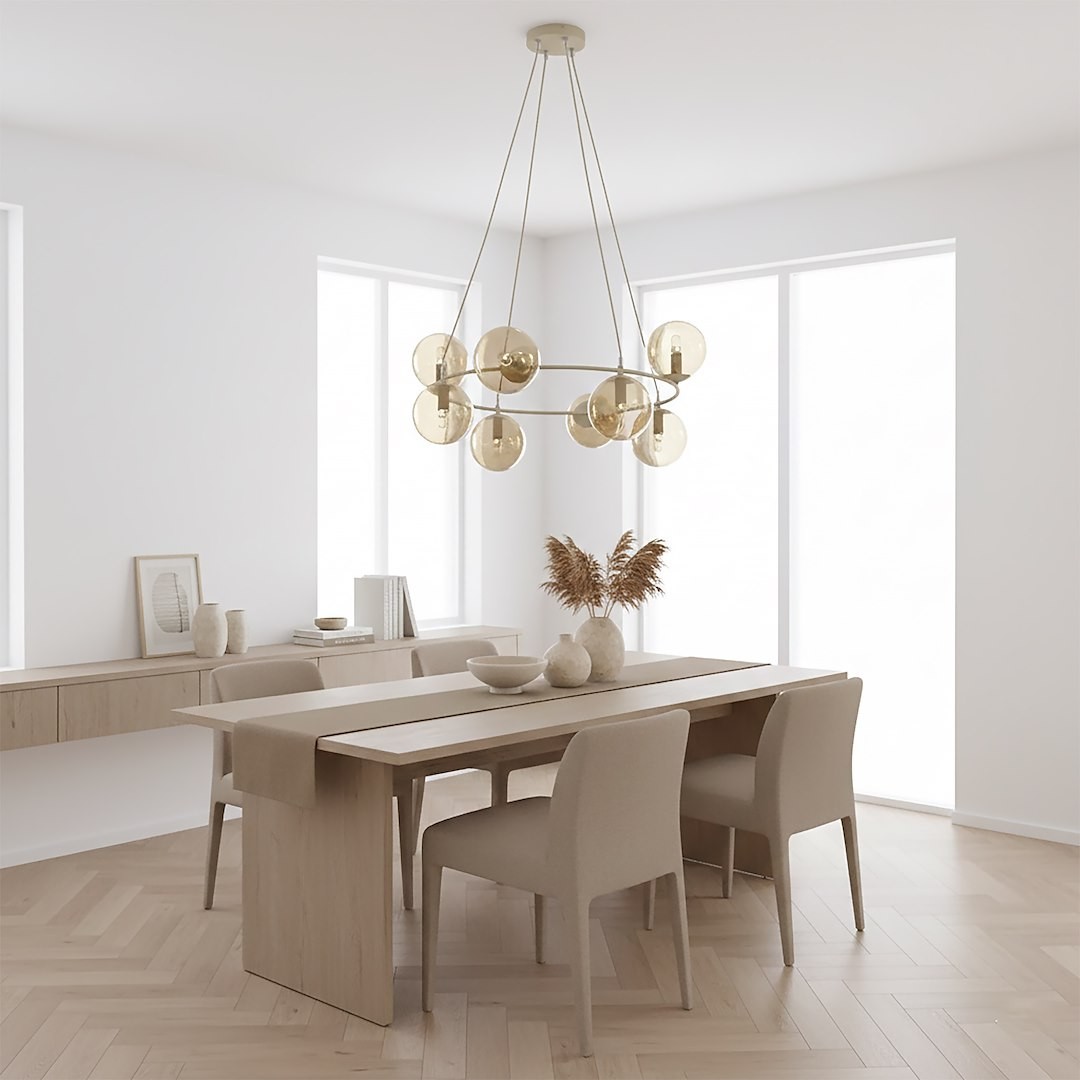 Lampa wisząca Azura 8xE14 w kolorze mokka z bursztynowymi kloszami, zawieszona na cienkich linkach. Widoczna w jasnym wnętrzu nad drewnianym stołem z tkaninowym bieżnikiem oraz obok dekoracyjnych elementów.