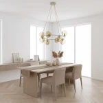 Lampa wisząca Azura 8xE14 w kolorze mokka z bursztynowymi kloszami, zawieszona na cienkich linkach. Widoczna w jasnym wnętrzu nad drewnianym stołem z tkaninowym bieżnikiem oraz obok dekoracyjnych elementów.