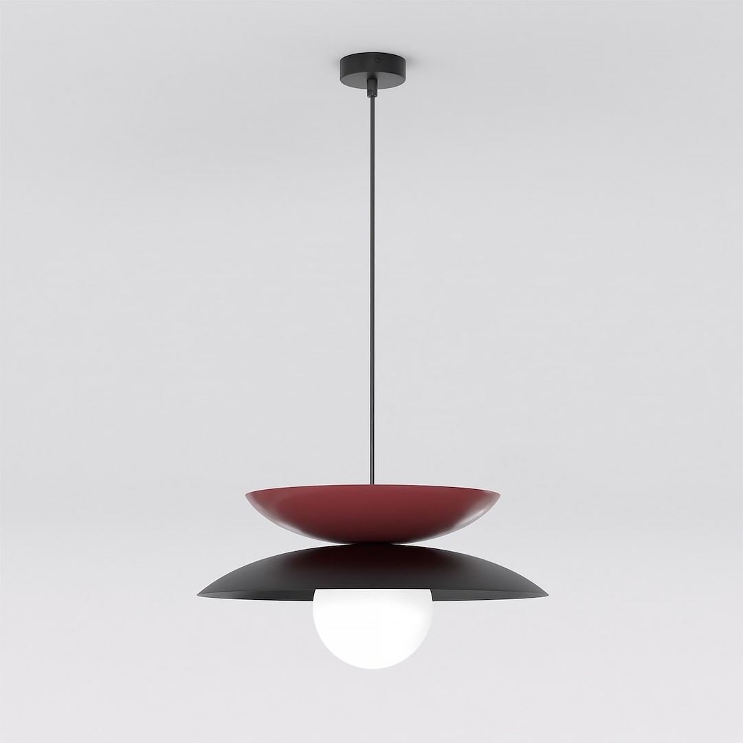Lampa wisząca Nagoya 1xG9 w kolorze czarnym i burgundowym, z okrągłym, białym kloszem. Ujęcie frontalne, zawieszona na cienkim kablu, z górną, burgundową misą i dolną, czarną podstawą. Proste tło podkreśla elegancki design.