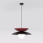 Lampa wisząca Nagoya 1xG9 w kolorze czarnym i burgundowym, z okrągłym, białym kloszem. Ujęcie frontalne, zawieszona na cienkim kablu, z górną, burgundową misą i dolną, czarną podstawą. Proste tło podkreśla elegancki design.