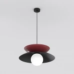 Lampa wisząca Nagoya 1xG9 w kolorze czarnym i burgundowym. Posiada okrągłą, białą żarówkę, umieszczoną między dwoma płaskimi kloszami – czarnym na dole i burgundowym na górze. Zawieszona na cienkim czarnym przewodzie, wisi z sufitu.