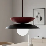 Lampa wisząca Nagoya 1xG9 w kolorze czarnym i burgundowym, z okrągłym, białym kloszem. Ujęcie z dołu, pokazujące dwa nachodzące na siebie talerze. Elementy metalowe i szklane, zawieszona w minimalistycznym wnętrzu.