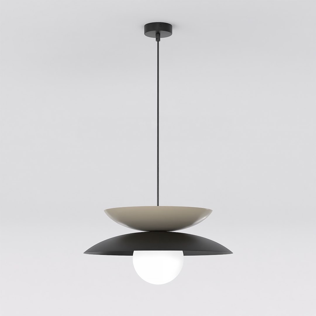 Lampa wisząca Nagoya 1xG9 w kolorze czarnym i mokka. Składa się z dwóch talerzowych kloszy – górny w odcieniu mokka, dolny czarny, z białą kulistą żarówką na dole. Zawieszona na cienkim, czarnym przewodzie. Prosta, nowoczesna forma.