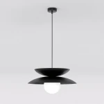 Czarna lampa wisząca Nagoya z jednym źródłem światła G9, z okrągłą, białą kulą umieszczoną pomiędzy dwoma poziomymi, czarnymi talerzami. Lampa zawieszona na cienkim przewodzie, z zamocowaniem sufitowym. Proste tło.