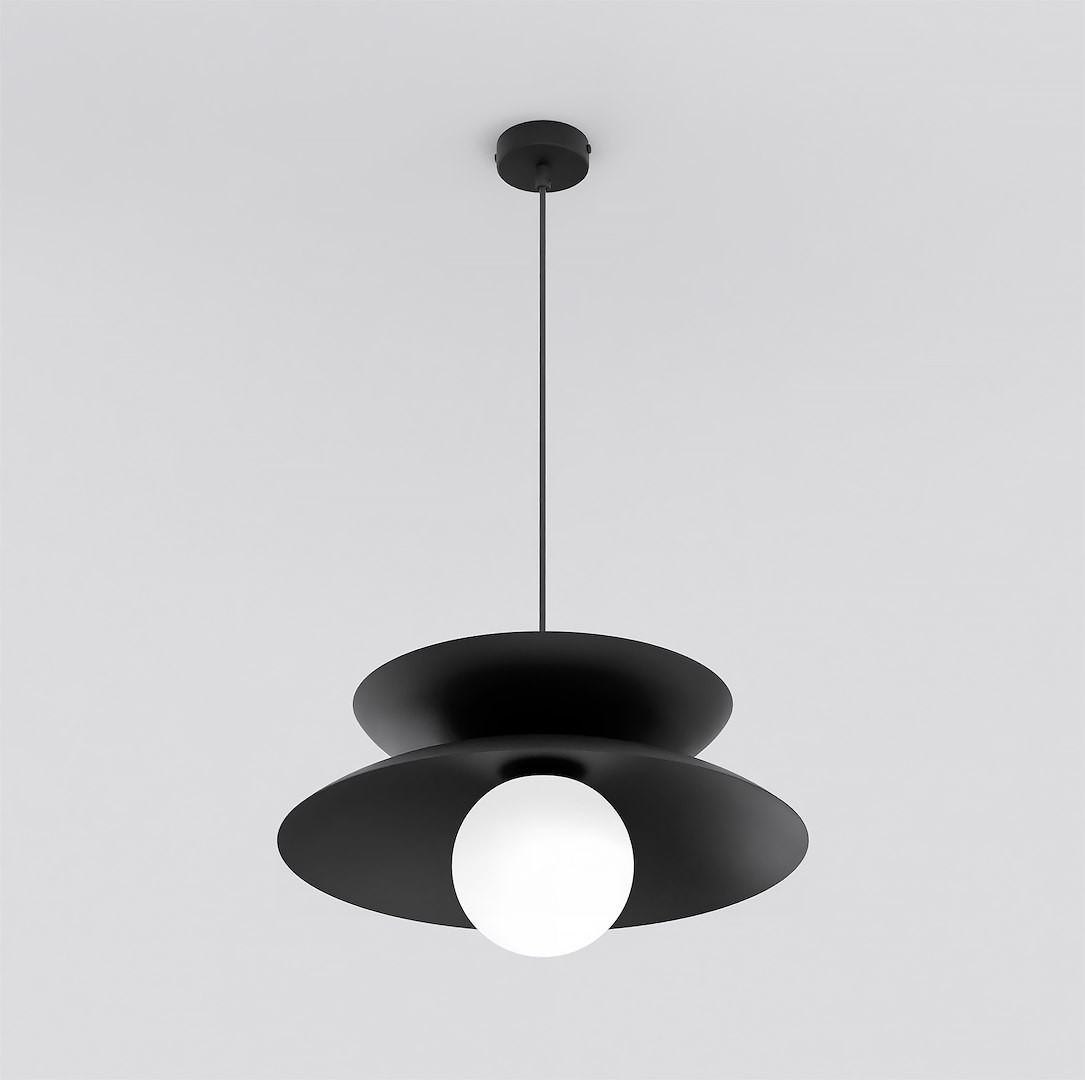 Czarna lampa wisząca Nagoya z jedną oprawą G9, z dwiema spłaszczonymi tarczami oraz okrągłym, białym kloszem. Produkt zawieszony na cienkim przewodzie, z montażem sufitowym, na jednolitym, jasnym tle.
