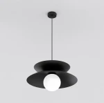 Czarna lampa wisząca Nagoya z jedną oprawą G9, z dwiema spłaszczonymi tarczami oraz okrągłym, białym kloszem. Produkt zawieszony na cienkim przewodzie, z montażem sufitowym, na jednolitym, jasnym tle.
