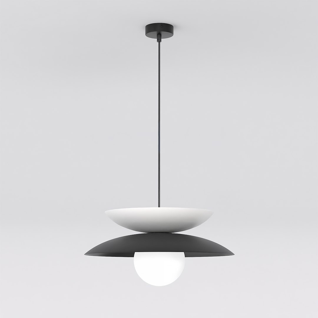 Lampa wisząca Nagoya w kolorze czarnym i białym, z okrągłą, białą żarówką i dwoma talerzowymi kloszami. Ujęcie frontalne, zawieszona na cienkim przewodzie. Elegancki design, idealna do nowoczesnych wnętrz.