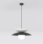 Lampa wisząca Nagoya w kolorze czarnym i białym, z okrągłą, białą żarówką i dwoma talerzowymi kloszami. Ujęcie frontalne, zawieszona na cienkim przewodzie. Elegancki design, idealna do nowoczesnych wnętrz.
