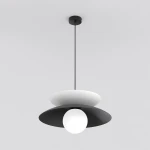 Lampa wisząca Nagoya 1xG9 w kolorze czarnym i białym, z okrągłą, białą kulą u podstawy oraz dwoma talerzowymi kloszami w kontrastowych kolorach. Zawieszona na smukłym, czarnym przewodzie, montowana do sufitu.