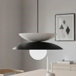 Lampa wisząca Nagoya 1xG9 w kolorze czarnym i białym, z okrągłym źródłem światła, zawieszona na cienkim przewodzie. Górna część ma kształt białej miski, dolna część jest czarna, zapewniając nowoczesny wygląd.