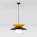 Lampa wisząca Nagoya 1xG9 w kolorze czarnym i pomarańczowym, z okrągłym, białym kloszem. Zawieszona na cienkim, czarnym kablu, z górną pomarańczową misą i dolną czarną osłoną. Ujęcie frontalne, na jednolitym tle.