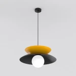 Lampa wisząca Nagoya 1xG9 w kolorze czarnym i pomarańczowym, z okrągłą, białą kulą na dole. Ujęcie frontalne, lampa zawieszona na cienkim przewodzie, z dwiema okrągłymi, teksturowanymi osłonami w kształcie talerzy. Tło jasne.
